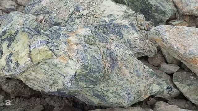 Змеевик зелёно-серый ландшафтные валуны (3)