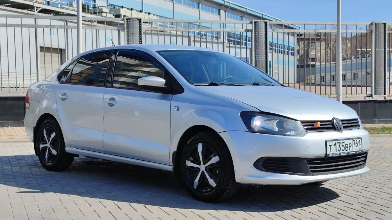 Volkswagen Polo 1.6 MT 2012 серебристый