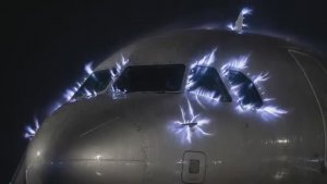 Боинг 747 ЗАГЛОХ на высоте 11 км. Как они выжили?