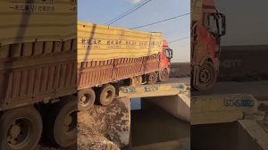Truck fail compilation【E39】--Top dangerous moments of truck driving，feel sad for trucks!