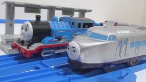 Игрушки. Паровозик Томас и скоростной поезд на железной дороге!