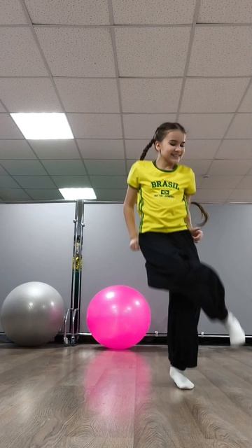 Москва не спит🌆 Пиши в комментариях из какого ты города😉
#матросоваоля #танцы #тренд #акробатика #ак