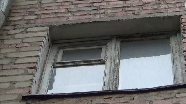 Второй подъезд южный фасад вода стекает по  фасаду