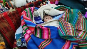 Малолетний житель Боливии спит в сувенирном магазине