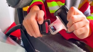 Влад и Ники Крис убегает от динозавров - Весёлое приключение для детей