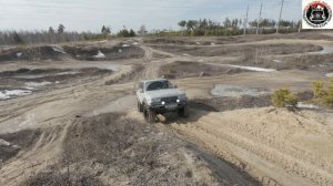 Оффроад выезд Тойота Ленд Круизер 80 на грязевых колесах