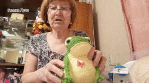 Большая лягушка связана спицами по МК Елены Дарченко