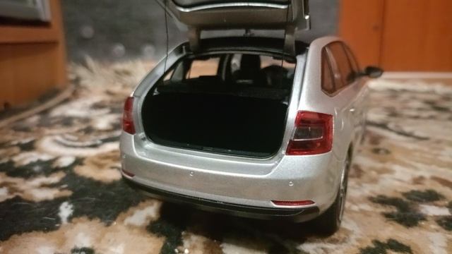 Новый автомобиль Skoda Rapid хэтчбек. Масштаб 1:18