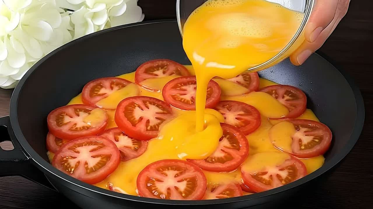 Королевский завтрак - яичница с помидорами и сыром. Вкуснятина НА ЗАВТРАК за считанные минуты! смотреть онлайн