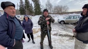 Школьный автобус высадил детей за 1,5 км от дома, боясь увязнуть в снегу