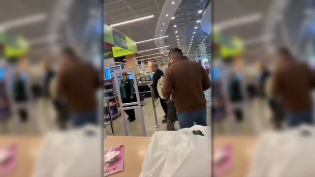 ВИТАЛИЯ РЕУТОВА ЗАДЕРЖАЛИ В ТЦ  _ БЛОГЕР  КТО ПО ЖИЗНИ  ПОМОГ БЕЗДОМНОМУ