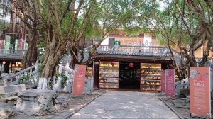 Здесь на конечной точке есть кафе ,магазины и туалеты!