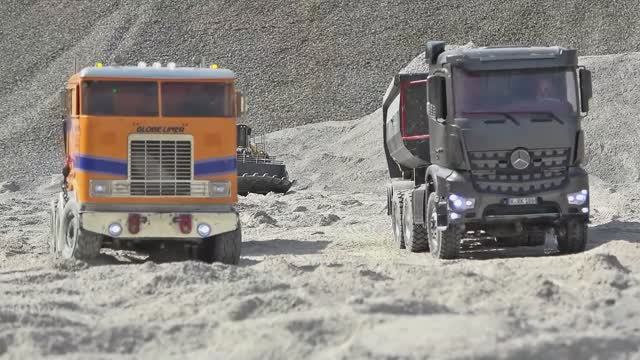 Создали игрушечный карьер с техникой)