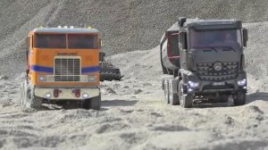 Создали игрушечный карьер с техникой)