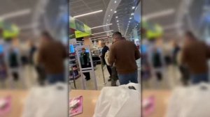 ВИТАЛИЯ РЕУТОВА ЗАДЕРЖАЛИ В ТЦ  _ БЛОГЕР  КТО ПО ЖИЗНИ  ПОМОГ БЕЗДОМНОМУ
