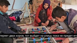 281ч.Мать и ее дети строят пещеру посреди дождя, чтобы выжить.