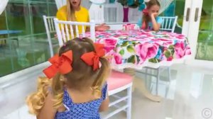 Настя и Мэгги рассказывают Наоми о профессиях [get.gt]