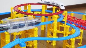 Для детей. Паровозик томас и его друзья. Игрушки для детей. паровозики двигаются по железной дороге