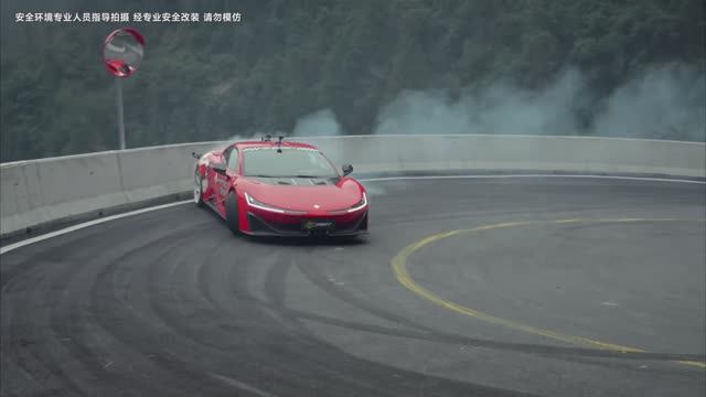 Ye Zhicheng устраивает экстремальный дрифт на краю пропасти на GAC Hyper SSR 