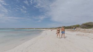 СВОДЯТ ТУРИСТОВ С УМА! ПЫШНОТЕЛЫЕ КРАСОТКИ В БИКИНИ