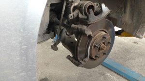 Замена передних тормозных колодок на Toyota Avensis 1,8 Тойота Авенсис 2010