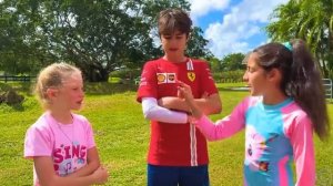 Настя учит подругу правильно вести себя с другими детьми [get.gt]