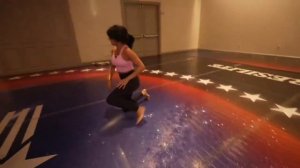 🤸♀️Теперь пришла очередь Диллона Дэниса вертеть Ниной Драмой, как по кайфу!