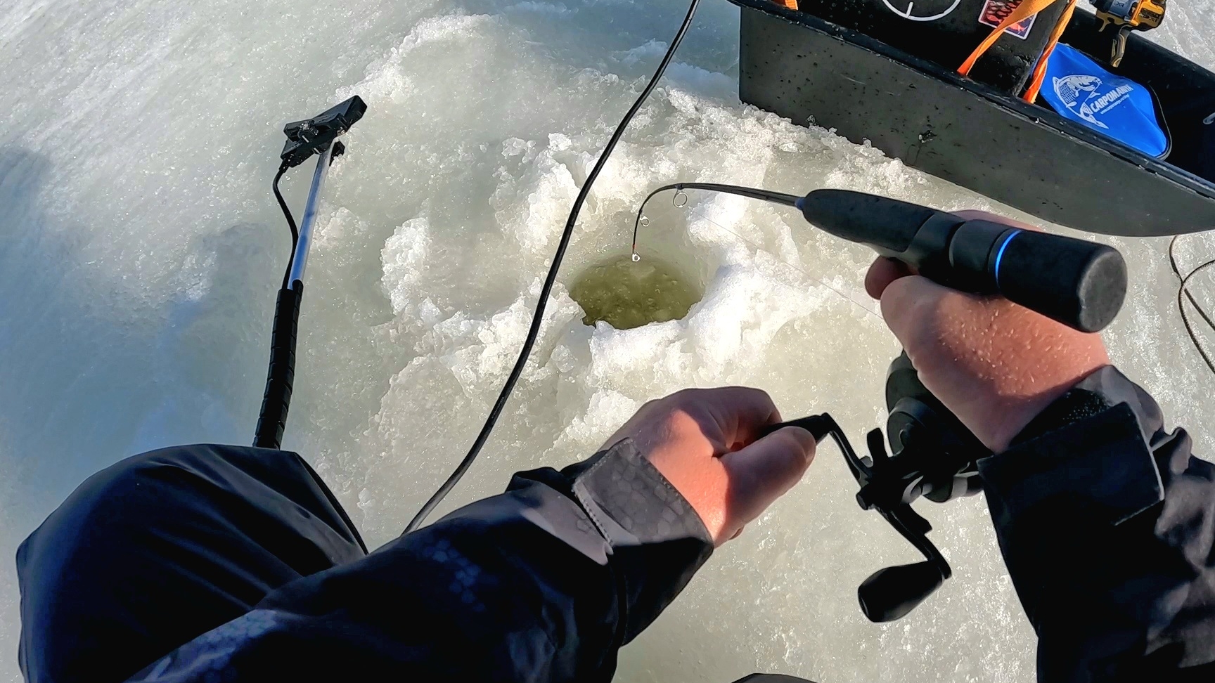ОГО КАК ГНЕТ УДОЧКУ В ДУГУ! Весенняя рыбалка на судака в базаре. Ловля судака 2026.