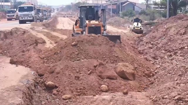 Strong Komatsu Bulldozer Repairing Highway Road With 25T Dump Trucks