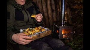 Выживание в одиночку: сооружение ТЕПЛОГО укрытия и приготовление пищи на ДРОВЯНОЙ печи