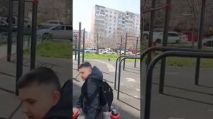 показываю двор с моим другом(лимончик)