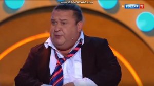 Плачет девушка в зоопарке