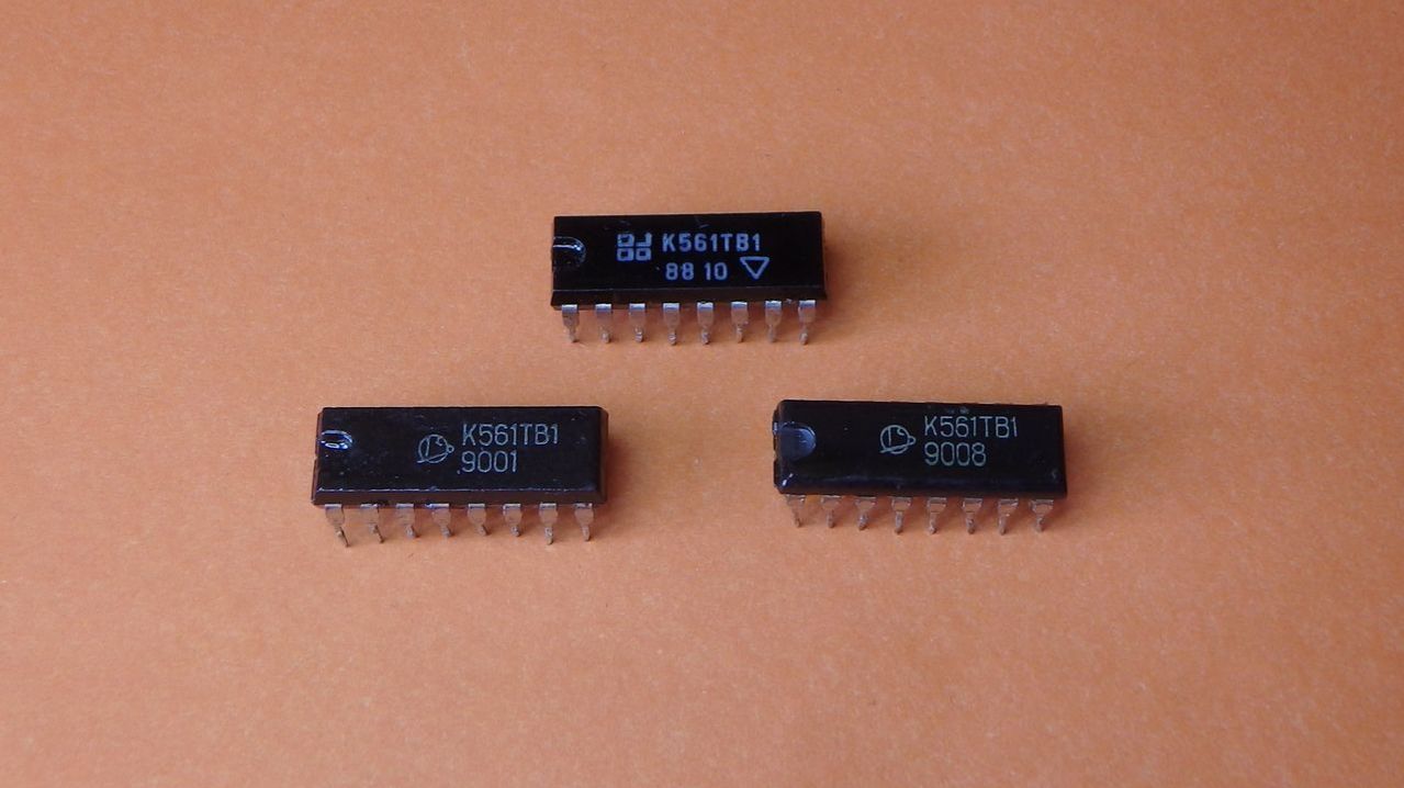 D — триггер на микросхеме К561ТВ1.