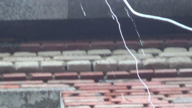 Четвёртый подъезд - вода с аварийных желобов стекает по фасаду и цоколю дома