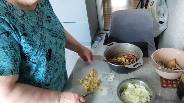 Готовлюсь к приезду родителей и брата.