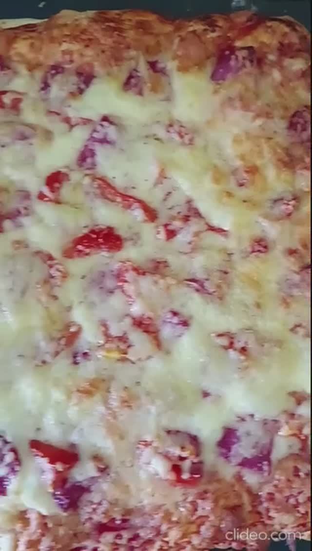 Пицца с сыром, помидорами и колбасой)