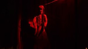 Маленькая Вера - Медведь и Алиса Кукутик играют в Доме страха и ужасов в парке