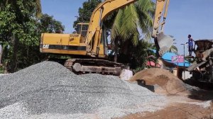 Cat Excavator concrete mixing prepare road construction(សកម្មភាពអាអុិចលាយស៊ីមង់)