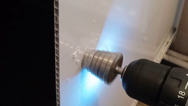 Врезка дверной ручки под ванной