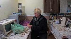 Губарева- ПОСАДИЛА ЧЕСНОК  У НАС СЕГОДНЯ ХОЛОДНО...