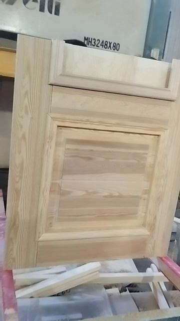 Входная деревянная дверь с лиственничной филенкой с багетом под стеклопакет