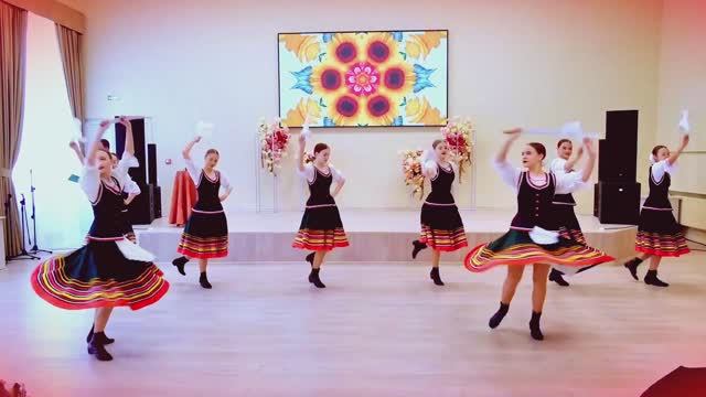 Танец "Девчачья плясовая".