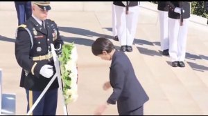 Премьер Японии возложила цветы на могилу американского пилота, сбросившего атомную бомбу на Нагасаки