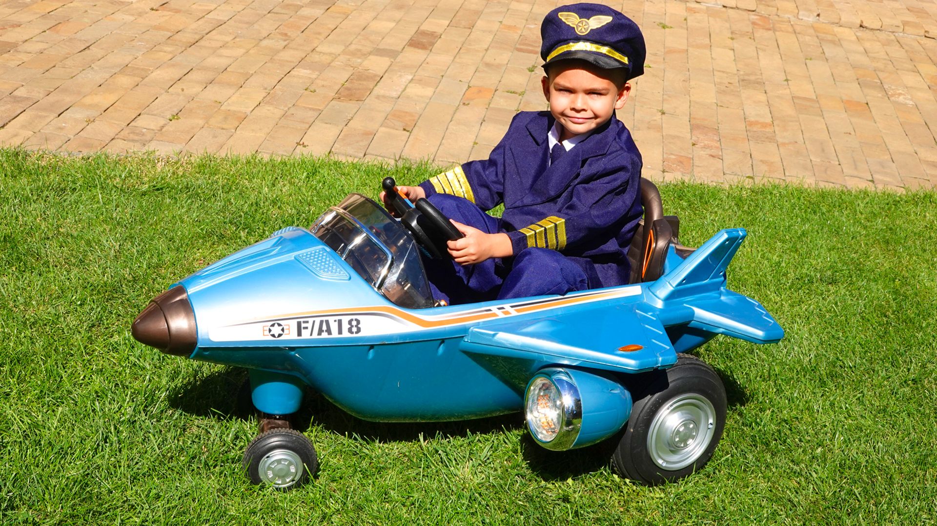 Дима собрал новый самолёт — и сразу в небо!