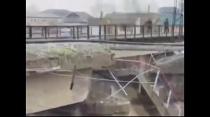 В Дагестане из-за аномальных дождей рухнул железнодорожный мост