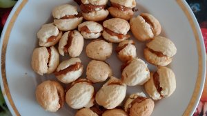 Орешки со сгущёнкой в силиконовой форме.