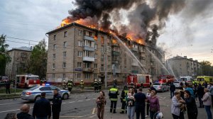 Пожар в Жуковском: крыша жилого дома полностью в огне