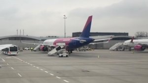 Аэропорт в городе Краков и вид из иллюминатора на Краков.