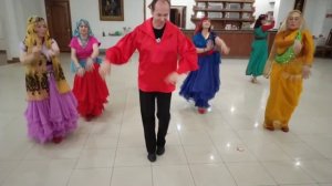 Индийский танец на дне рождения руководителя группы Империал.