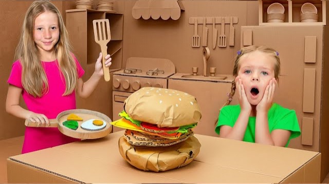 Настя с друзьями внутри картонного домика